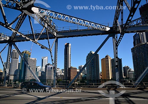  Assunto: Vista dos prédios entre a estrutura metálica da Story Bridge / Local: Brisbane - Queensland - Austrália - Oceania / Data: 07/2011 