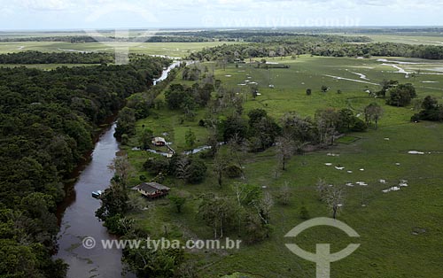  Assunto: Vista aérea de vila próxima da Reserva Biológica Lago Piratuba / Local: Amapá (AP) -Brasil / Data: 05/2012 