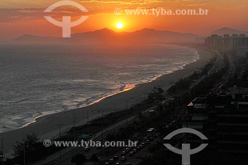  Assunto: Pôr do sol na praia da Barra da Tijuca com Avenida Sernambetiba  / Local: Rio de Janeiro - Rio de Janeiro (RJ) - Brasil / Data: 10/2012 