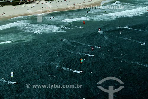  Assunto: Praticantes de kitesurf na praia da Barra da Tijuca / Local: Rio de Janeiro - Rio de Janeiro (RJ) - Brasil / Data: 12/2012 