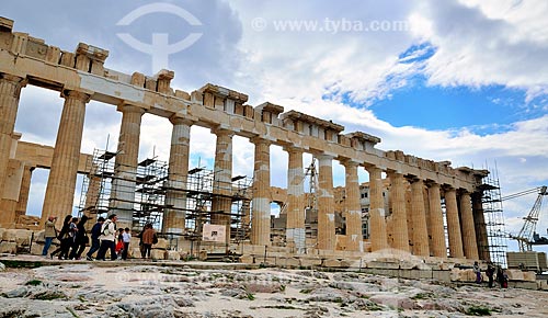 Assunto: Turistas nas colunas do Partenon / Local: Atenas - Grécia - Europa / Data: 04/2011 