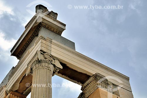  Assunto: Detalhe do Erecteion - também conhecido como Erectêion ou Erectéion - templo dedicado à Atena, Hefesto e Erecteu / Local: Atenas - Grécia - Europa / Data: 04/2011 