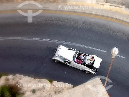  Assunto: Veículo antigo com uma noiva / Local: Valeta - República de Malta - Europa / Data: 06/2008 