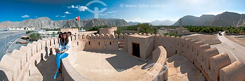  Assunto: Turistas no Forte de Cassapo (1623) - fortificação erguida pelas forças portuguesas / Local: Distrito de Khasab - Musandam - Omã - Ásia / Data: 02/2010 