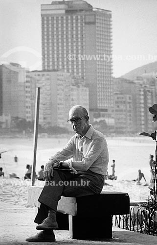  Assunto: Carlos Drummond de Andrade (1902 - 1987) sentado em um banco no Posto 6 - Praia de Copacabana / Local: Copacabana - Rio de Janeiro (RJ) - Brasil / Data: final dos anos 80 