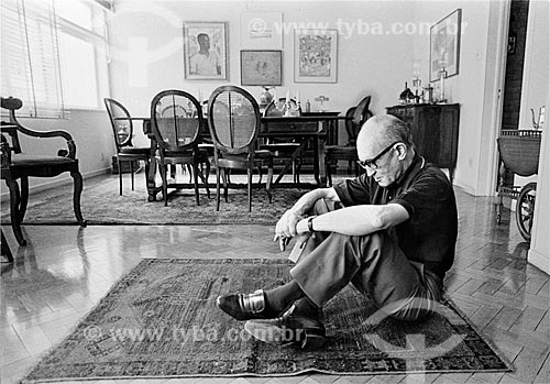  Assunto: Poeta Carlos Drummond de Andrade (1902 - 1987) sentado em sua casa - homenagem aos seus 80 anos / Local: Copacabana - Rio de Janeiro (RJ) - Brasil / Data: 10/1982 