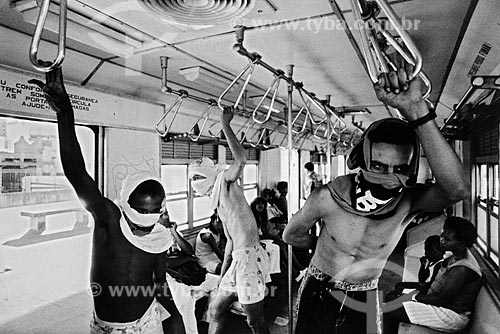  Assunto: Surfistas de trem dentro do vagão -  trem do ramal de Japeri / Local: Rio de Janeiro (RJ) - Brasil / Data: 1988 