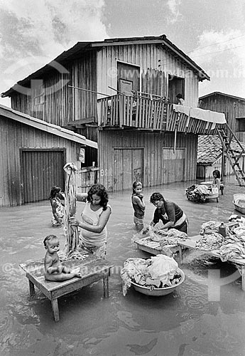  Assunto: Mulheres lavando roupa na cheia do Rio Tocantins / Local: Marabá - Pará (PA) - Brasil / Data: Década de 80 