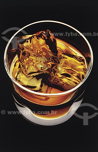  Assunto: Detalhe de copo com whisky / Local: Estúdio / Data: 08/2002 