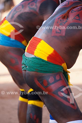  Índios Yawalapiti se preparando para o ritual do Kuarup  com pintura e adorno corporal - cerimônia deste ano em homenagem ao antropólogo Darcy Ribeiro - Imagem licenciada (Released 94) - ACRÉSCIMO DE 100% SOBRE O VALOR DE TABELA  - Gaúcha do Norte - Mato Grosso - Brasil