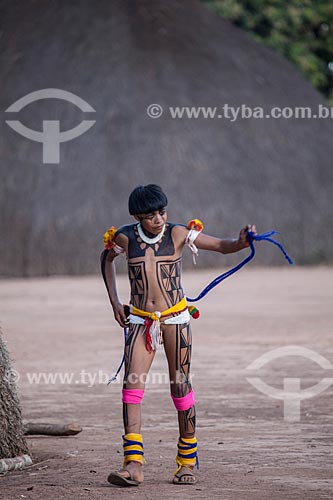  Menino índios Yawalapiti se preparando para o ritual do Kuarup com pintura e adorno corporal - cerimônia deste ano em homenagem ao antropólogo Darcy Ribeiro - Imagem licenciada (Released 94) - ACRÉSCIMO DE 100% SOBRE O VALOR DE TABELA  - Gaúcha do Norte - Mato Grosso - Brasil