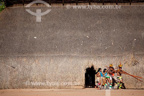  Índios Yawalapiti apresentam as meninas virgens e prontas para o casamento em todas as ocas, tocando a flauta Uruá no ritual do Kuarup - cerimônia deste ano em homenagem ao antropólogo Darcy Ribeiro - Imagem licenciada (Released 94) - ACRÉSCIMO DE 100% SOBRE O VALOR DE TABELA  - Gaúcha do Norte - Mato Grosso - Brasil