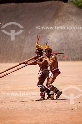  Índios Yawalapiti tocando a flauta Uruá no ritual do Kuarup - cerimônia deste ano em homenagem ao antropólogo Darcy Ribeiro - Imagem licenciada (Released 94) - ACRÉSCIMO DE 100% SOBRE O VALOR DE TABELA  - Gaúcha do Norte - Mato Grosso - Brasil