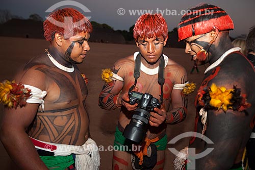  Índios Yawalapiti estudando máquina de fotografia durante Kuarup - cerimônia deste ano em homenagem ao antropólogo Darcy Ribeiro - Imagem licenciada (Released 94) - ACRÉSCIMO DE 100% SOBRE O VALOR DE TABELA  - Gaúcha do Norte - Mato Grosso - Brasil