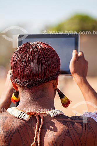  Índio filmando o Kuarup com um iPad - cerimônia deste ano em homenagem ao antropólogo Darcy Ribeiro - Imagem licenciada (Released 94) - ACRÉSCIMO DE 100% SOBRE O VALOR DE TABELA  - Gaúcha do Norte - Mato Grosso - Brasil
