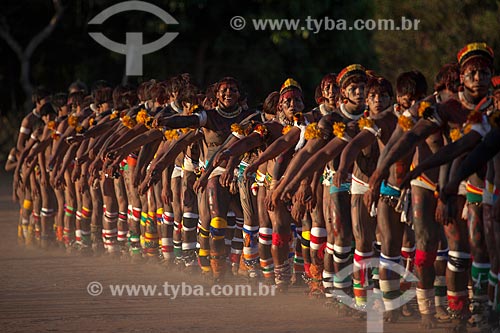  Índios Yawalapiti dançam o Kuarup - cerimônia deste ano em homenagem ao antropólogo Darcy Ribeiro - Imagem licenciada (Released 94) - ACRÉSCIMO DE 100% SOBRE O VALOR DE TABELA  - Gaúcha do Norte - Mato Grosso - Brasil