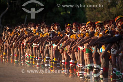  Índios Yawalapiti dançam o Kuarup - cerimônia deste ano em homenagem ao antropólogo Darcy Ribeiro - Imagem licenciada (Released 94) - ACRÉSCIMO DE 100% SOBRE O VALOR DE TABELA  - Gaúcha do Norte - Mato Grosso - Brasil