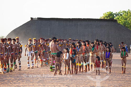  Crianças e mulheres à direita, Índios Yawalapiti dançam o Kuarup - cerimônia deste ano em homenagem ao antropólogo Darcy Ribeiro - Imagem licenciada (Released 94) - ACRÉSCIMO DE 100% SOBRE O VALOR DE TABELA  - Gaúcha do Norte - Mato Grosso - Brasil