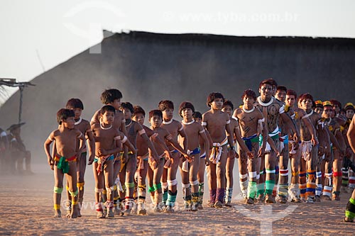  Crianças a frente, Índios Yawalapiti dançam o Kuarup - cerimônia deste ano em homenagem ao antropólogo Darcy Ribeiro - Imagem licenciada (Released 94) - ACRÉSCIMO DE 100% SOBRE O VALOR DE TABELA  - Gaúcha do Norte - Mato Grosso - Brasil