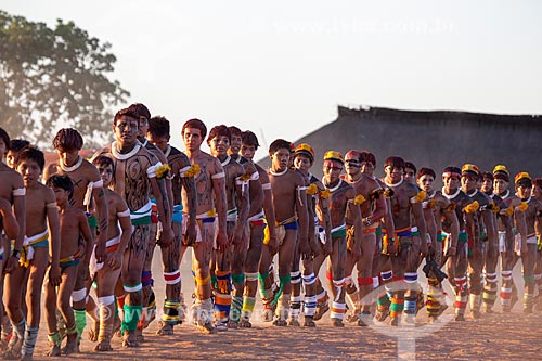  Crianças a frente, Índios Yawalapiti dançam o Kuarup - cerimônia deste ano em homenagem ao antropólogo Darcy Ribeiro - Imagem licenciada (Released 94) - ACRÉSCIMO DE 100% SOBRE O VALOR DE TABELA  - Gaúcha do Norte - Mato Grosso - Brasil