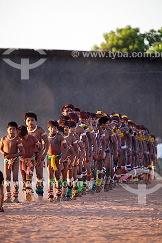  Crianças a frente, Índios Yawalapiti dançam o Kuarup - cerimônia deste ano em homenagem ao antropólogo Darcy Ribeiro - Imagem licenciada (Released 94) - ACRÉSCIMO DE 100% SOBRE O VALOR DE TABELA  - Gaúcha do Norte - Mato Grosso - Brasil