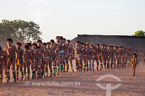  Crianças a frente, Índios Yawalapiti dançam o Kuarup - cerimônia deste ano em homenagem ao antropólogo Darcy Ribeiro - Imagem licenciada (Released 94) - ACRÉSCIMO DE 100% SOBRE O VALOR DE TABELA  - Gaúcha do Norte - Mato Grosso - Brasil