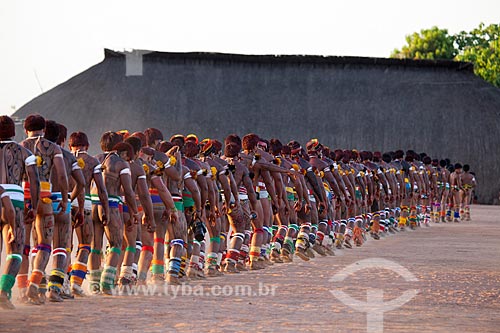  Índios Yawalapiti dançam o Kuarup - cerimônia deste ano em homenagem ao antropólogo Darcy Ribeiro - Imagem licenciada (Released 94) - ACRÉSCIMO DE 100% SOBRE O VALOR DE TABELA  - Gaúcha do Norte - Mato Grosso - Brasil