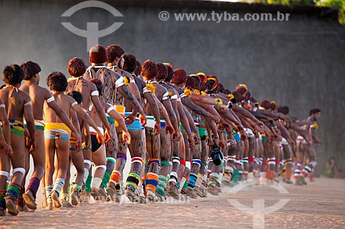  Índios Yawalapiti dançam o Kuarup - cerimônia deste ano em homenagem ao antropólogo Darcy Ribeiro - Imagem licenciada (Released 94) - ACRÉSCIMO DE 100% SOBRE O VALOR DE TABELA  - Gaúcha do Norte - Mato Grosso - Brasil