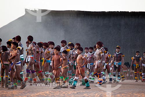  Índios Yawalapiti dançam o Kuarup - cerimônia deste ano em homenagem ao antropólogo Darcy Ribeiro - Imagem licenciada (Released 94) - ACRÉSCIMO DE 100% SOBRE O VALOR DE TABELA  - Gaúcha do Norte - Mato Grosso - Brasil