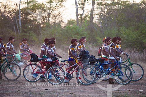  Índios de tribos vizinhas cheganda na aldeia Yawalapiti com sacos, mochilas e panelas, durante o ritual do Kuarup - cerimônia deste ano em homenagem ao antropólogo Darcy Ribeiro - Imagem licenciada (Released 94) - ACRÉSCIMO DE 100% SOBRE O VALOR DE TABELA  - Gaúcha do Norte - Mato Grosso - Brasil