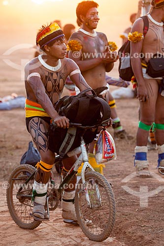  Índios de tribos vizinhas cheganda na aldeia Yawalapiti com sacos, mochilas e panelas, durante o ritual do Kuarup - cerimônia deste ano em homenagem ao antropólogo Darcy Ribeiro - Imagem licenciada (Released 94) - ACRÉSCIMO DE 100% SOBRE O VALOR DE TABELA  - Gaúcha do Norte - Mato Grosso - Brasil