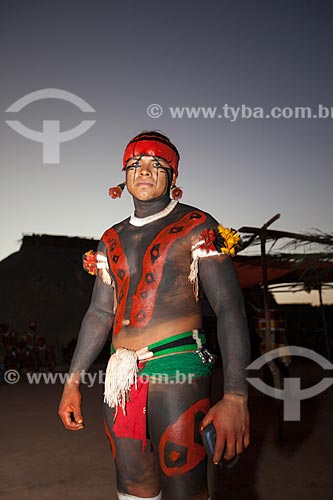  Índio Yawalapiti com pintura e adorno corporal durante Kuarup - cerimônia deste ano em homenagem ao antropólogo Darcy Ribeiro - Imagem licenciada (Released 94) - ACRÉSCIMO DE 100% SOBRE O VALOR DE TABELA  - Gaúcha do Norte - Mato Grosso - Brasil