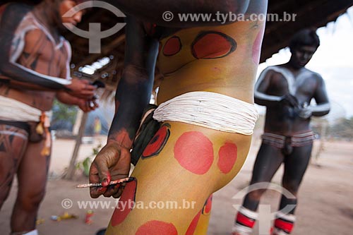  Índio Yawalapiti se preparando para o ritual do Kuarup com pintura e adorno corporal - cerimônia deste ano em homenagem ao antropólogo Darcy Ribeiro - Imagem licenciada (Released 94) - ACRÉSCIMO DE 100% SOBRE O VALOR DE TABELA  - Gaúcha do Norte - Mato Grosso - Brasil