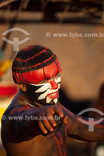  Índio se preparando para o ritual do Kuarup com pintura e adorno corporal - cerimônia deste ano em homenagem ao antropólogo Darcy Ribeiro - Imagem licenciada (Released 94) - ACRÉSCIMO DE 100% SOBRE O VALOR DE TABELA  - Gaúcha do Norte - Mato Grosso - Brasil