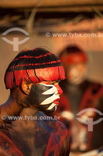  Índio se preparando para o ritual do Kuarup com pintura e adorno corporal - cerimônia deste ano em homenagem ao antropólogo Darcy Ribeiro - Imagem licenciada (Released 94) - ACRÉSCIMO DE 100% SOBRE O VALOR DE TABELA  - Gaúcha do Norte - Mato Grosso - Brasil