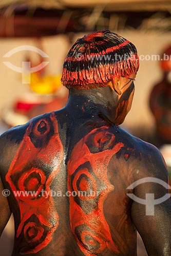  Índio se preparando para o ritual do Kuarup com pintura e adorno corporal - cerimônia deste ano em homenagem ao antropólogo Darcy Ribeiro - Imagem licenciada (Released 94) - ACRÉSCIMO DE 100% SOBRE O VALOR DE TABELA  - Gaúcha do Norte - Mato Grosso - Brasil