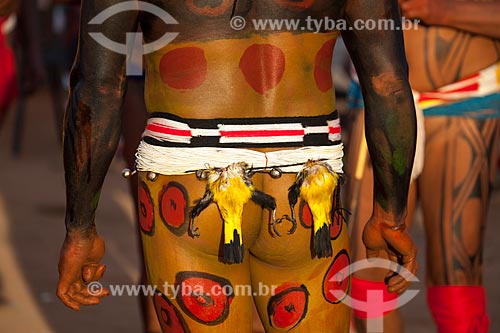  Índios Yawalapiti enfeitado com pintura, guisos, adorno corporal e pássaros mortos amarrados na cintura durante o ritual do Kuarup - cerimônia deste ano em homenagem ao antropólogo Darcy Ribeiro - Imagem licenciada (Released 94) - ACRÉSCIMO DE 100% SOBRE O VALOR DE TABELA  - Gaúcha do Norte - Mato Grosso - Brasil