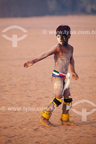  Criança Yawalapiti se preparando para o ritual do Kuarup  com pintura e adorno corporal - cerimônia deste ano em homenagem ao antropólogo Darcy Ribeiro - Imagem licenciada (Released 94) - ACRÉSCIMO DE 100% SOBRE O VALOR DE TABELA  - Gaúcha do Norte - Mato Grosso - Brasil