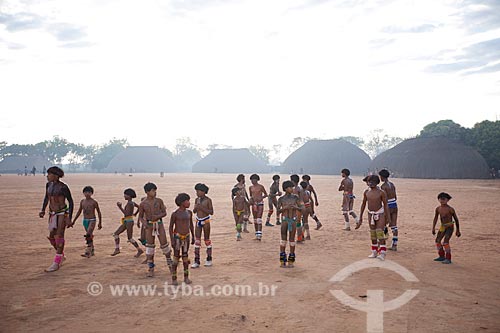  Meninos índios com pintura e adorno corporal durante o ritual do Kuarup - cerimônia deste ano em homenagem ao antropólogo Darcy Ribeiro - Imagem licenciada (Released 94) - ACRÉSCIMO DE 100% SOBRE O VALOR DE TABELA  - Gaúcha do Norte - Mato Grosso - Brasil