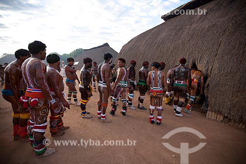  Índios entrando na Casa dos Homens durante o ritual do Kuarup momentos antes do início do Huka Huka - cerimônia deste ano em homenagem ao antropólogo Darcy Ribeiro - Imagem licenciada (Released 94) - ACRÉSCIMO DE 100% SOBRE O VALOR DE TABELA  - Gaúcha do Norte - Mato Grosso - Brasil