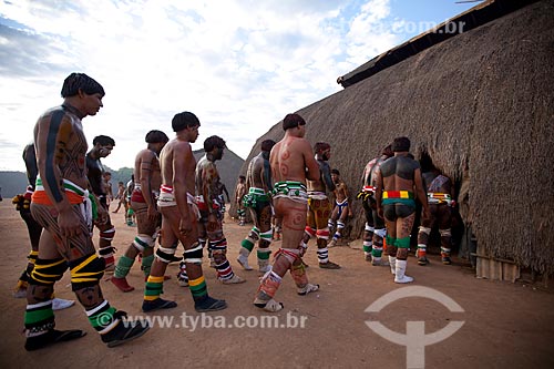  Índios entrando na Casa dos Homens durante o ritual do Kuarup momentos antes do início do Huka Huka - cerimônia deste ano em homenagem ao antropólogo Darcy Ribeiro - Imagem licenciada (Released 94) - ACRÉSCIMO DE 100% SOBRE O VALOR DE TABELA  - Gaúcha do Norte - Mato Grosso - Brasil