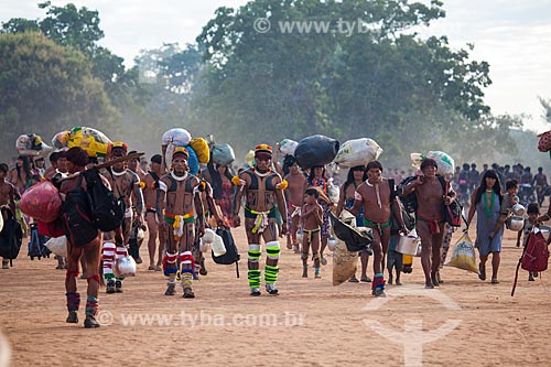  Índios de tribos vizinhas cheganda na aldeia Yawalapiti com sacos, mochilas e panelas, durante o ritual do Kuarup - cerimônia deste ano em homenagem ao antropólogo Darcy Ribeiro - Imagem licenciada (Released 94) - ACRÉSCIMO DE 100% SOBRE O VALOR DE TABELA  - Gaúcha do Norte - Mato Grosso - Brasil