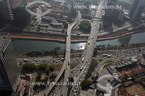  Assunto: Vista aérea da Avenida Rebouças cruzando o Rio Pinheiros / Local: São Paulo (SP) - Brasil / Data: 10/2012 
