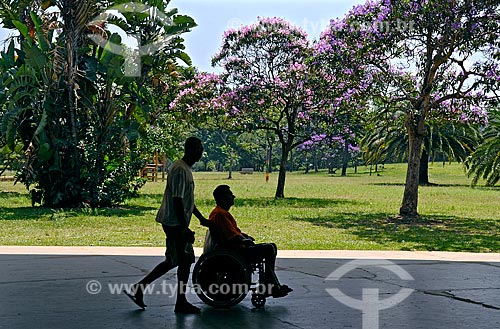 Assunto: Deficiente físico em cadeira de rodas no parque do Ibirapuera / Local: São Paulo (SP) - Brasil / Data: 03/2007 