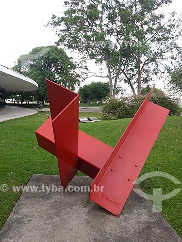  Assunto: Escultura de Franz Josef Weissmann (1911 - 2005) no jardim do Museu de Arte Moderna de São Paulo - Escultura Cantoneiras (1975) de aço pintado / Local: Parque do Ibirapuera - São Paulo (SP) - Brasil / Data: 12/2012 
