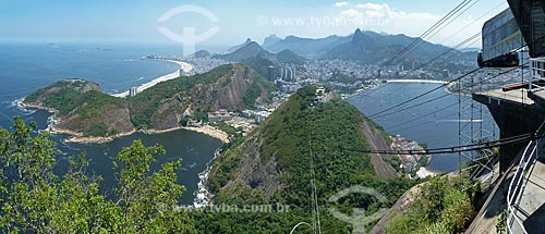  Assunto: Bondinho do Pão de Açúcar fazendo a travessia entre o Morro da Urca e o Pão de Açúcar com a Praia Vermelha ao fundo / Local: Urca - Rio de Janeiro (RJ) - Brasil / Data: 02/2011 