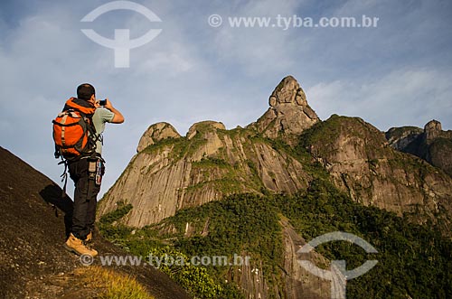  Assunto: Homem fotografando o Pico Dedo de Deus na trilha do escalavrado / Local: Teresópolis - Rio de Janeiro (RJ) - Brasil / Data: 10/2012 