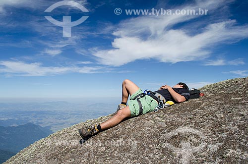 Assunto: Homem deitado no topo do Morro de São João / Local: Teresópolis - Rio de Janeiro (RJ) - Brasil / Data: 09/2012 