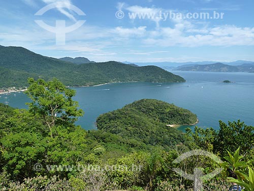  Assunto: Vista da Enseada de Abraão a partir da Trilha para Lopes Mendes - Abraãozinho no lado direito / Local: Distrito Ilha Grande - Angra dos Reis - Rio de Janeiro (RJ) - Brasil / Data: 11/2011 