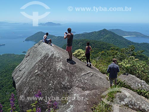  Assunto: Pessoas no cume do Pico do Papagaio com a Enseada do Abrão ao fundo / Local: Distrito Ilha Grande - Angra dos Reis - Rio de Janeiro (RJ) - Brasil / Data: 02/2012 